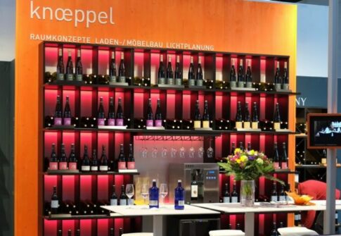 01_Knoeppel__ProWein_2015_Dispenser_winefit_LED_Regale_Lichtsteuerung_Weinhandel_Regalierungen_x730