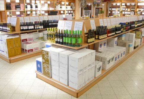 01_Rewe_Schaefer_Weinverkauf_Getraenkemarkt_Weinregal_Ladenbau_Mittelraumgondel_Knoeppel_x730