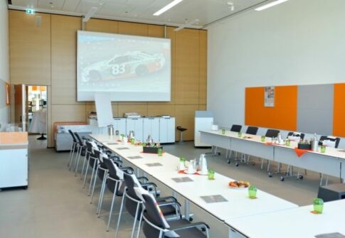 01_Seminar_Bildung_Mobiliar_praesentieren_mobil_fahrbar_Bremsrollen_Anprallschutz_x730