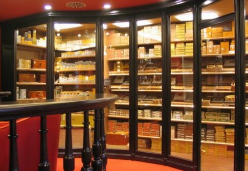 01_Walk-In-Humidor_Casa_del_Habano_Davidoff_Linzbach_Ladenbau_knoeppel_x730