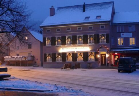 01_von_euw_Gasthaus_Beringen_Aussenbeleuchtung_Licht_Knoeppel_x730