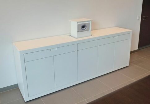 02_Raum_Fuer_Videokonferenz_Sideboard_Kameralift_Ladenbau_knoeppel_x730