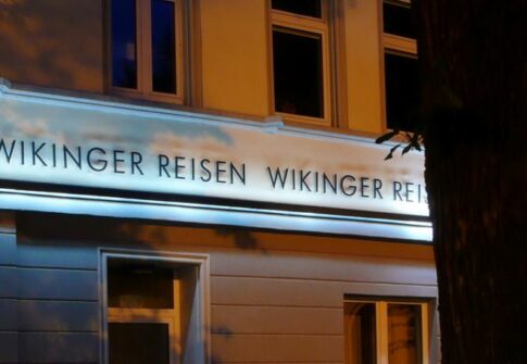 04_Wikinger_Reisen_Reisebuero_Lichtplanung_Aussenbeleuchtung_Werbeschild_LED_Knoeppel_x730